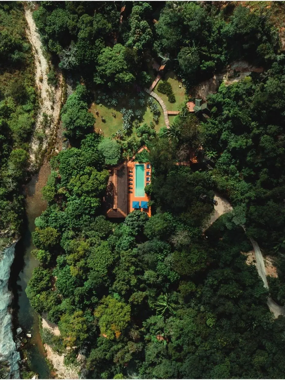 Vista aérea da Fazenda Shanti entre a mata
