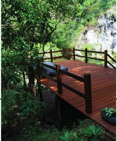Ponte de madeira sobre o curso d'água