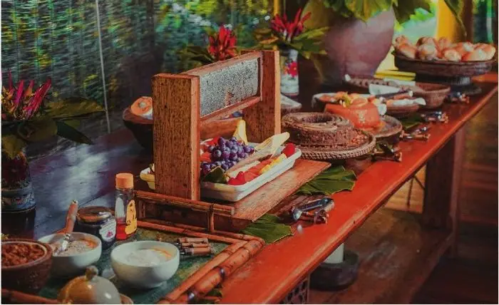 Mesa posta com frutas e pães