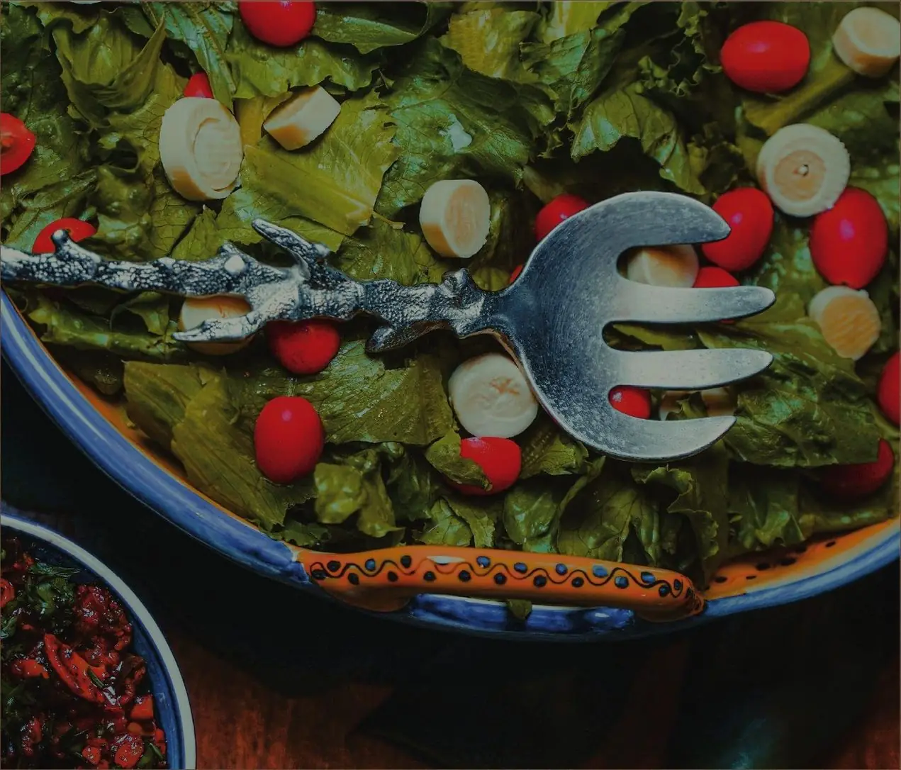 Salada fresca preparada na cozinha da Shanti