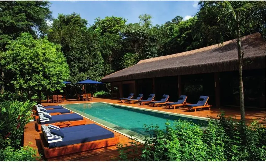 Piscina com vista para as montanhas