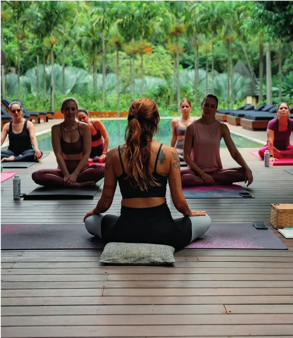 Prática de yoga no deck da fazenda