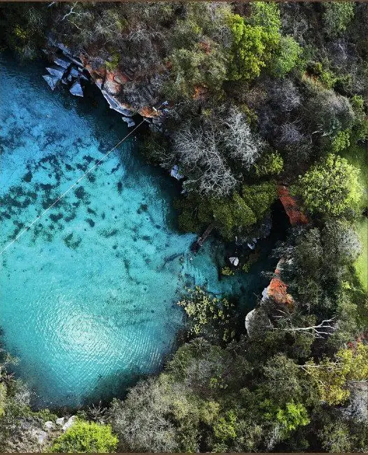 Poço de águas azul-turquesa