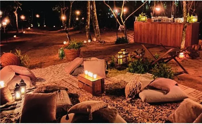Lounge externo montado para celebração