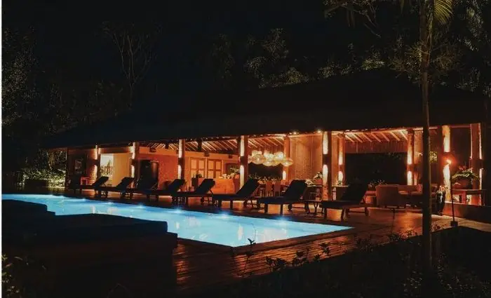 Piscina iluminada à noite